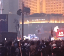 Demo di Bundaran HI Masih Bertahan, Massa Panjat Pospol Nyalakan Flare