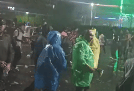 Demo di Bundaran HI Diguyur Hujan, Massa Tetap Bertahan