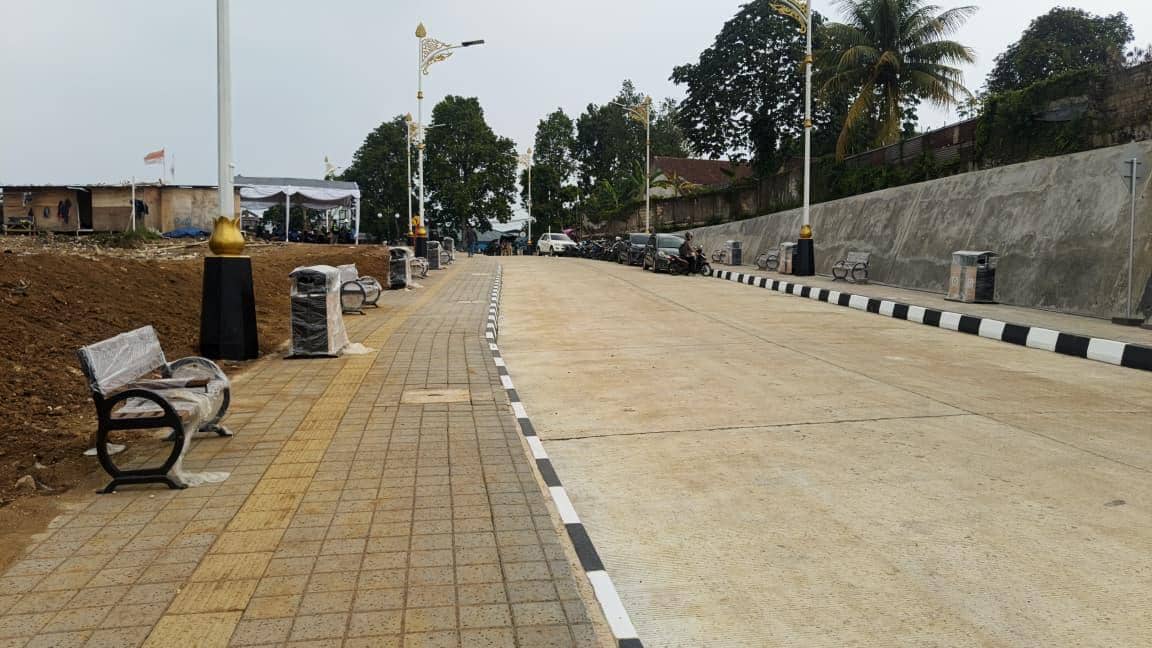 Jalan Saleh Danasasmita yang baru selesai dibangun tampak lengang sebelum resmi dibuka untuk penggunaan umum.