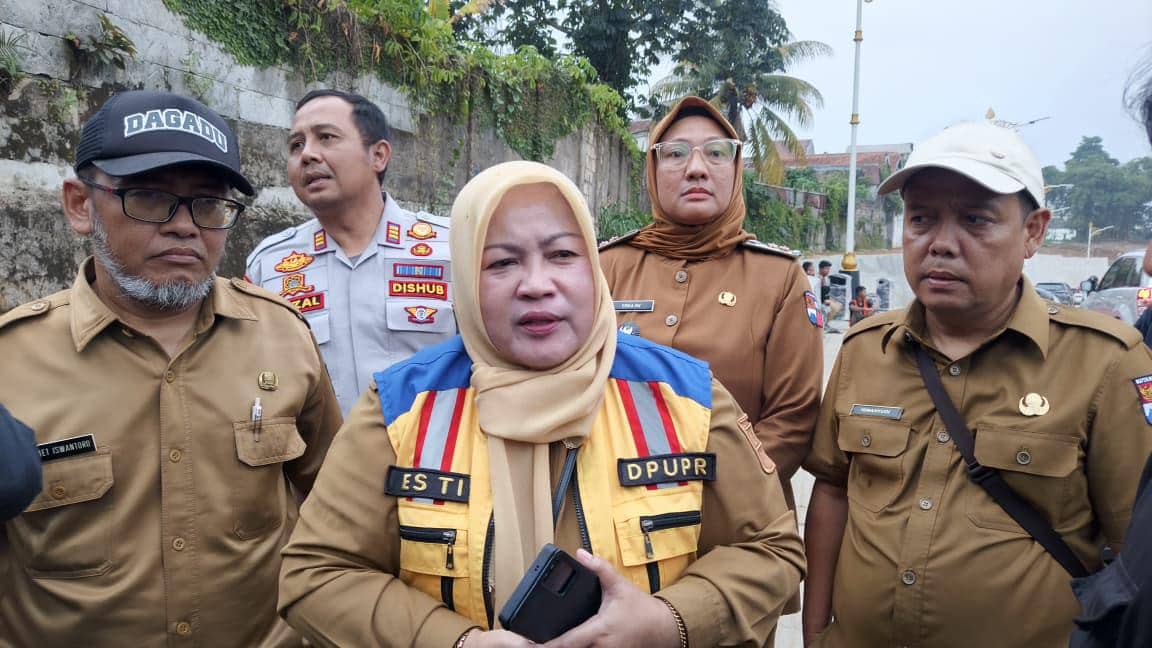 Potret Kadis PUPR Kota Bogor, Rr. Juniarti Estiningsih, berpose untuk dokumentasi di dalam ruangan.