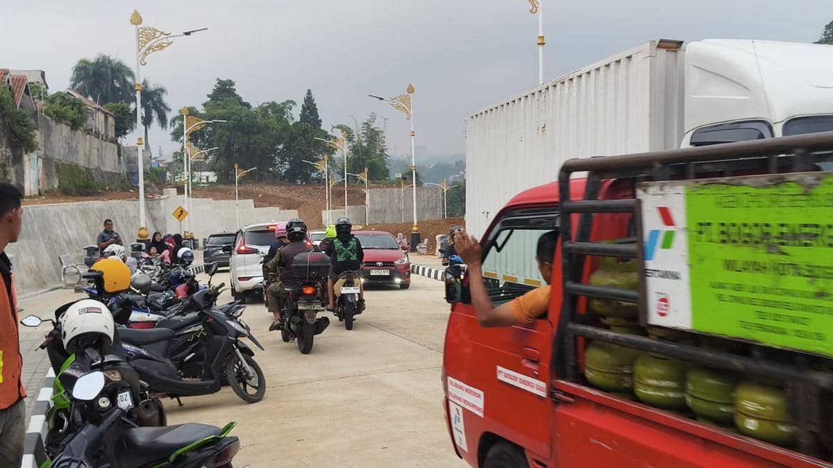 Sejumlah kendaraan melintas di Jalan Saleh Danasasmita yang kembali ramai dan dapat dilalui para pengendara.