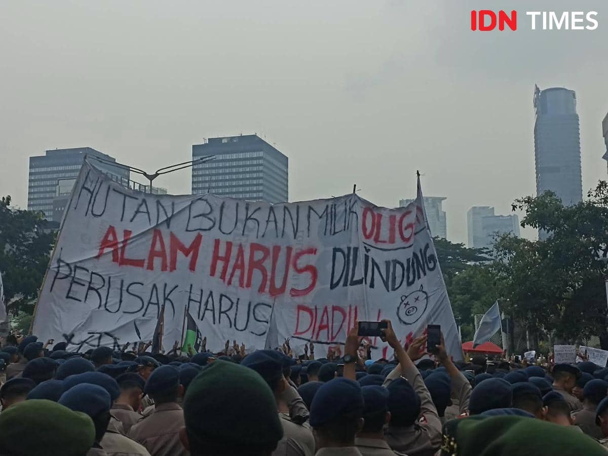 Demo 28 Oktober: Spanduk 'Hutan Bukan Milik Oligarki' Terbentang di Bundaran HI