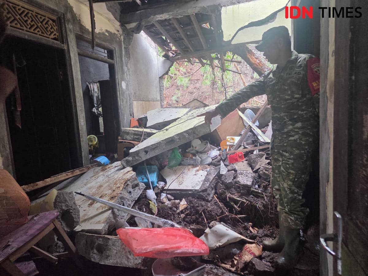 Hujan Deras, Tiga Rumah di Tabanan Tertimpa Longsor
