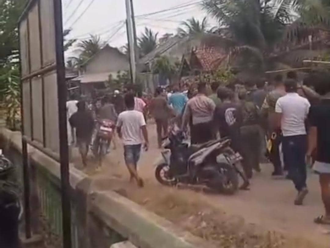 Tangkap layar video amatir kericuhan saat proses penghitungan suara Pilkakon serentak 2026 di Pekon Tanjung Dalam, Kecamatan Pagelaran