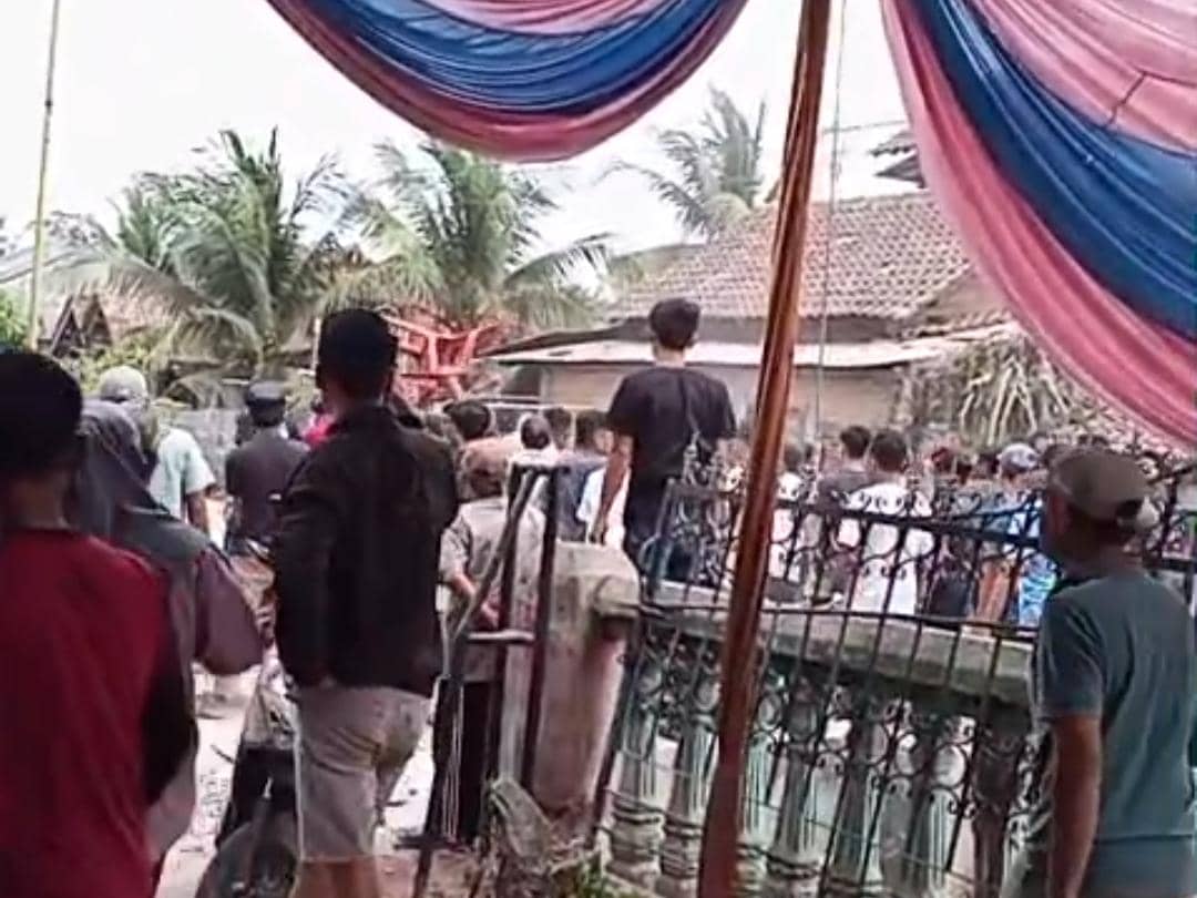 Tangkap layar video amatir kericuhan saat proses penghitungan suara Pilkakon serentak 2026 di Pekon Tanjung Dalam, Kecamatan Pagelaran