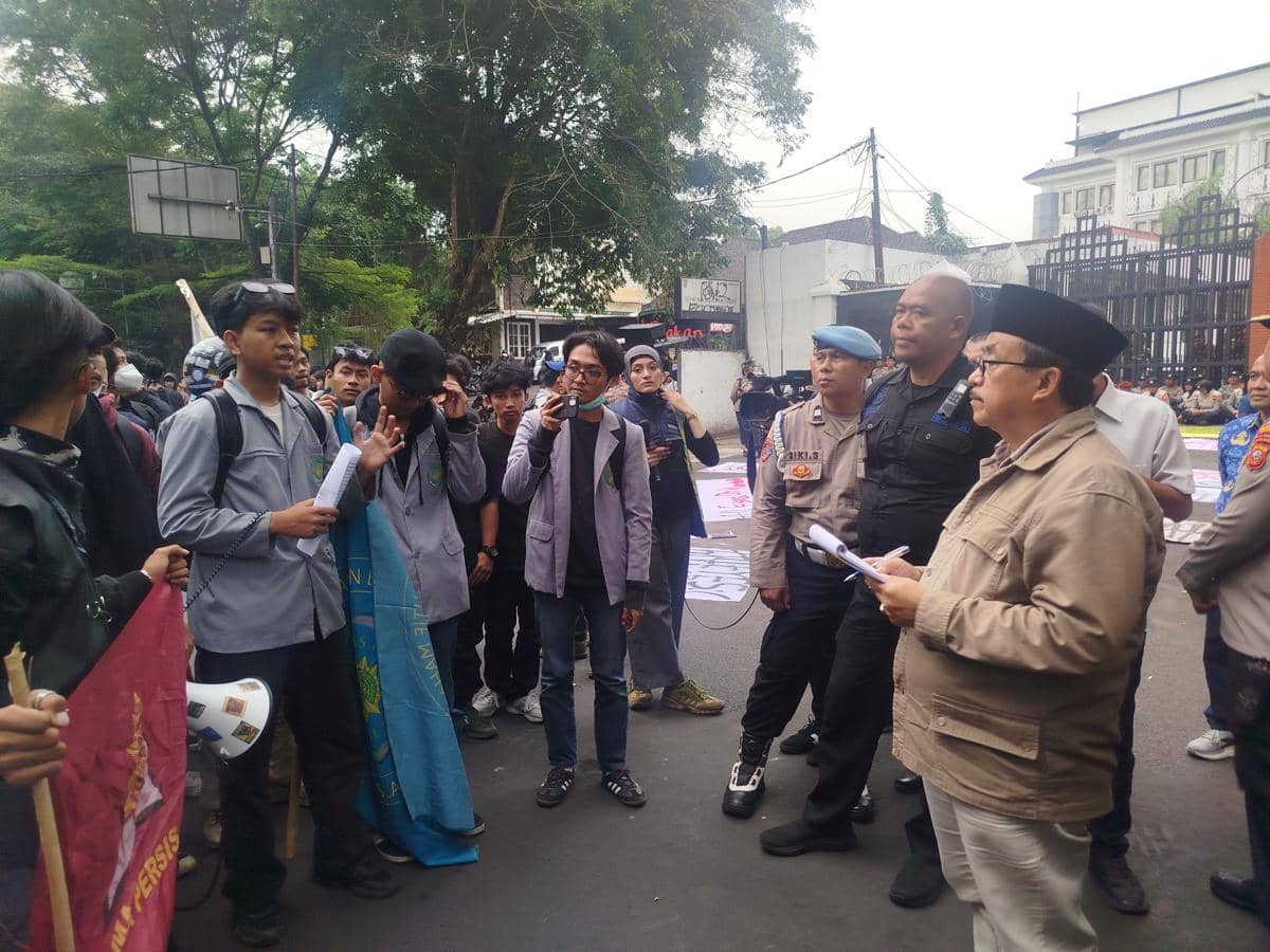 DPRD Jabar Janji Bawa Tuntutan Mahasiswa soal Karhutla-MBG ke DPR RI