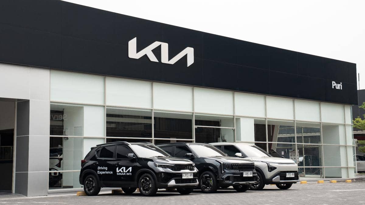 Bangunan dealer Kia Puri dengan papan nama Kia dan fasad modern yang mengusung konsep layanan 3S Compact.