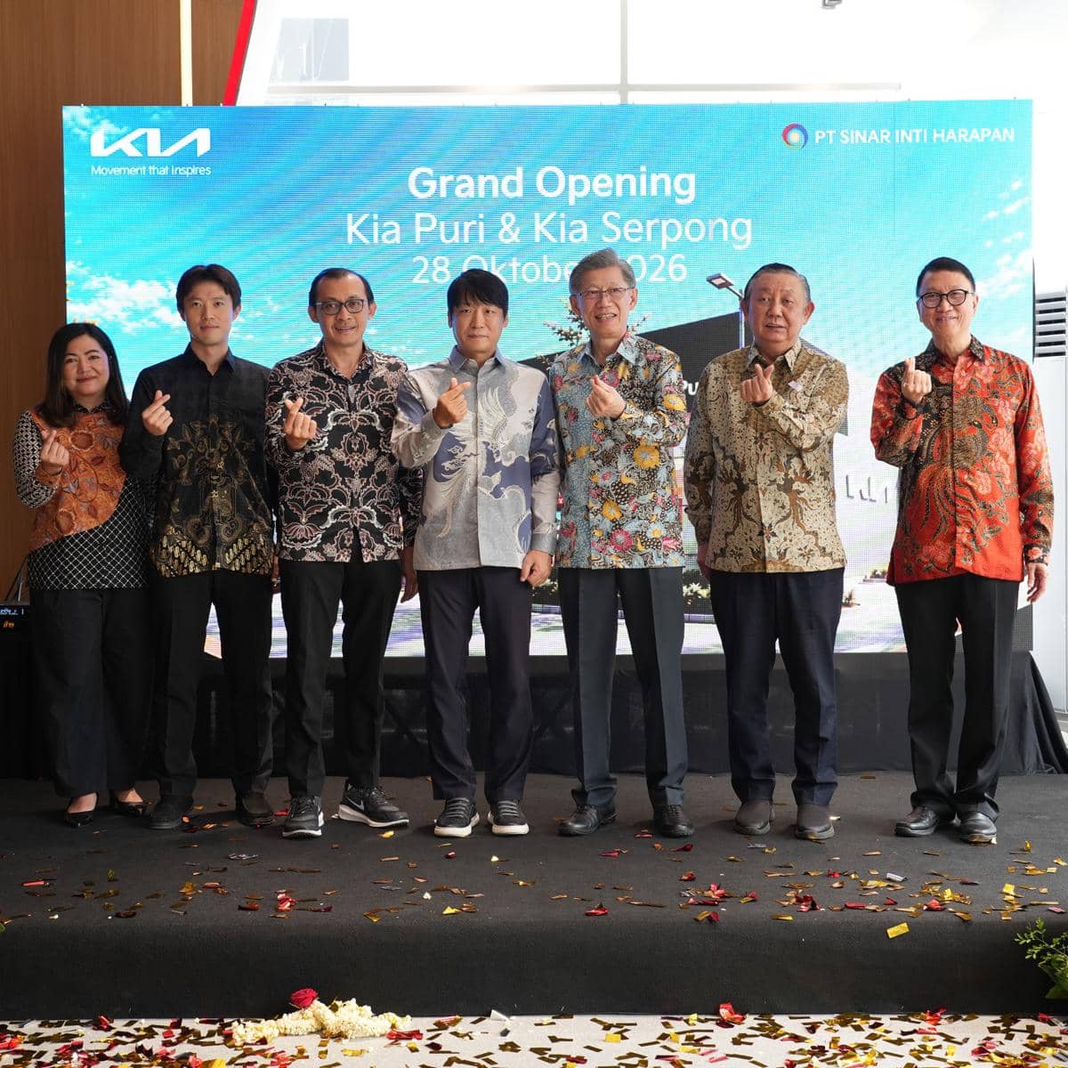 Interior Kia Puri dengan customer lounge, multipurpose lounge, galley zone, dan area bermain anak bagi pengunjung.