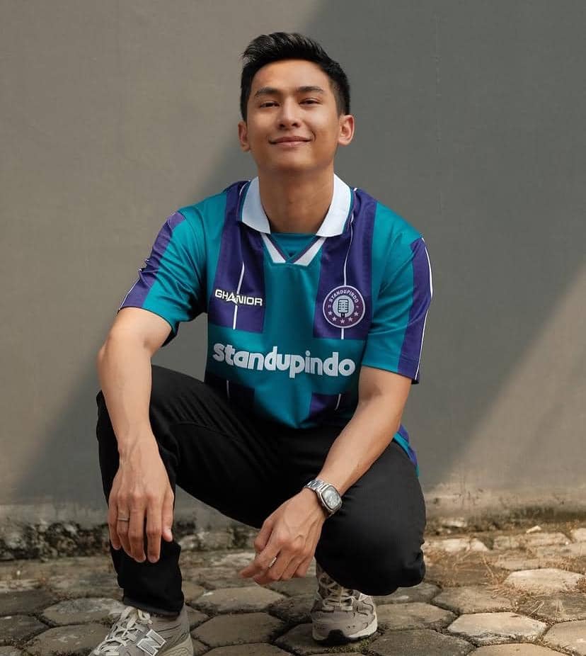 Potret Ardit Erwandha dalam unggahan Instagram, menampilkan wajahnya dengan ekspresi santai sebagai fokus utama.
