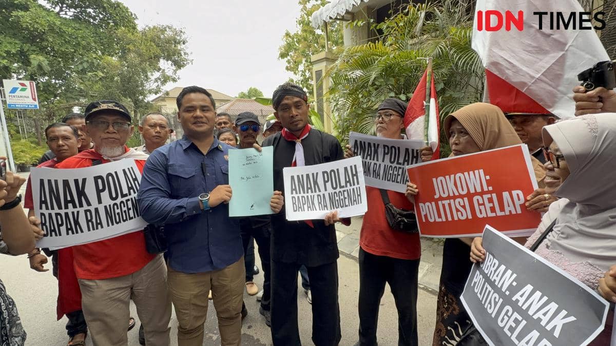 Datangi Rumah Jokowi, Belasan Anggota Pejuang Merah Putih Serahkan Surat Lewat Paspampres
