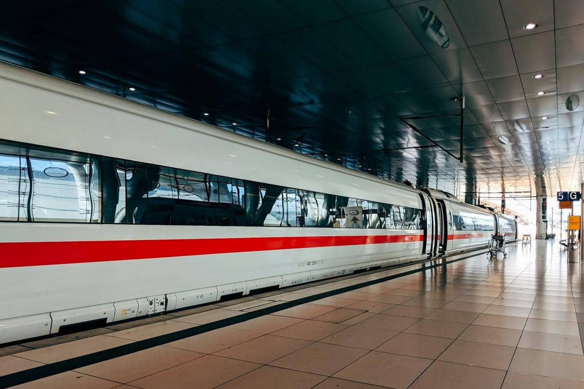 Kereta cepat sedang berhenti di stasiun.