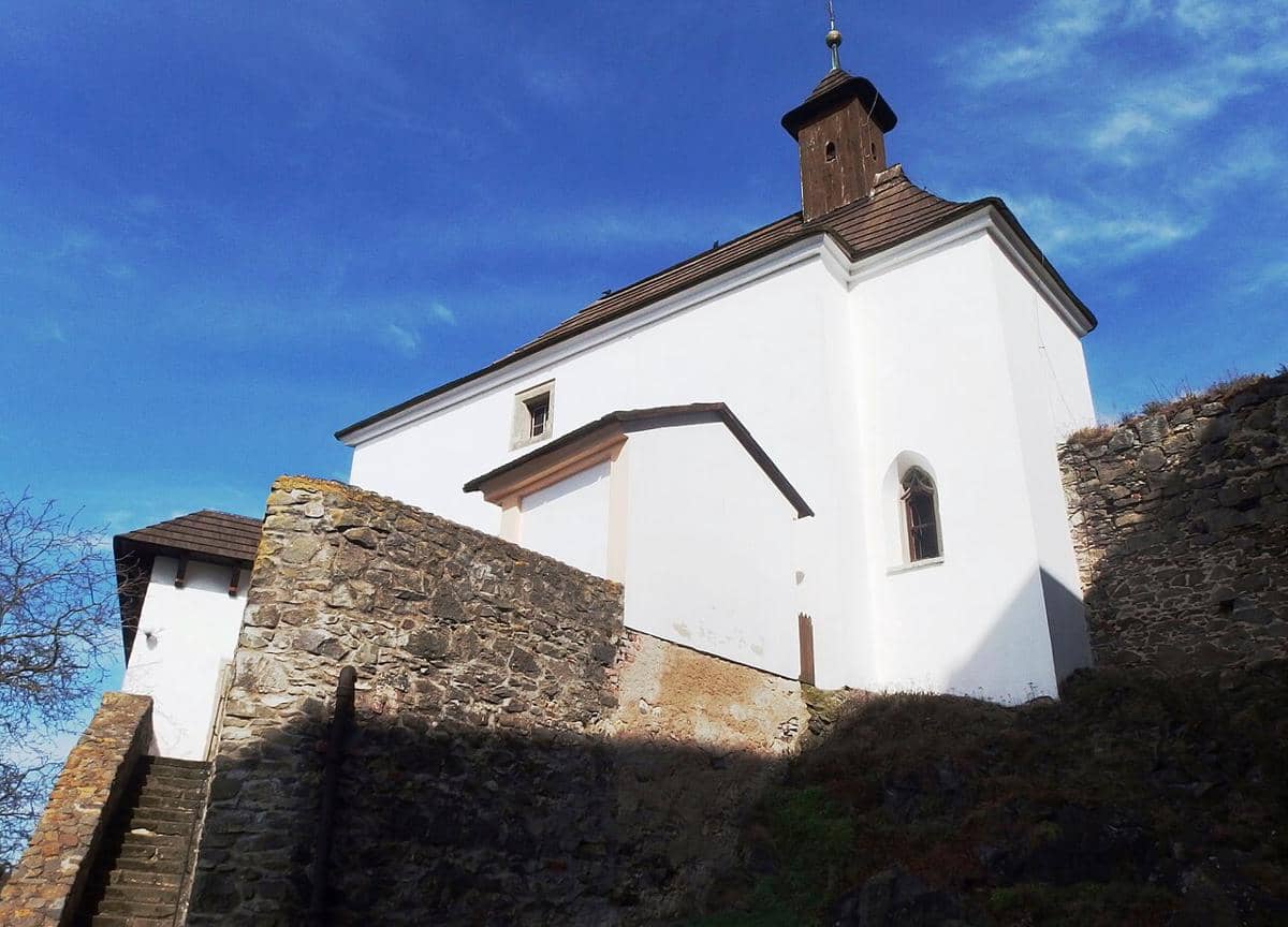 Kapel Saint Catherine (Kaple sv. Kateřiny) yang terletak di Kunětická hora Castle.