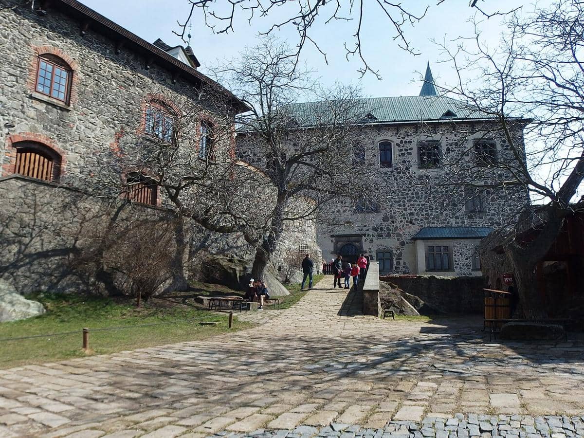 Halaman dan jembatan batu yang mengarah ke bangunan istana Kunětická hora Castle.