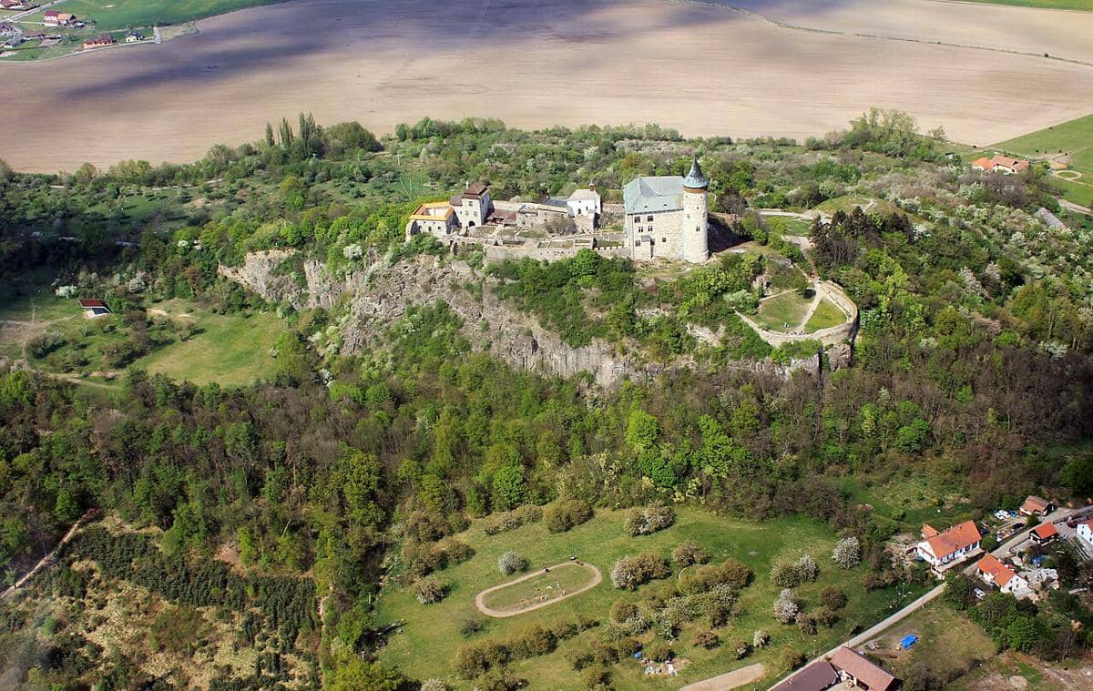 Kunětická hora Castle (juga dikenal sebagai Kuňka), sebuah benteng bersejarah yang terletak di atas bukit di dekat desa Ráby di Wilayah Pardubice, Republik Ceko.