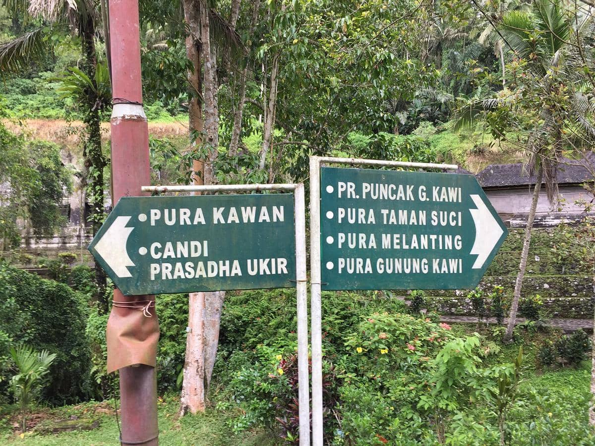 Papan petunjuk di Gunung Kawi 