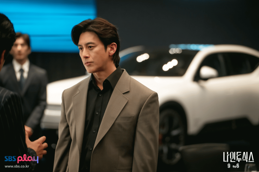 Aktor Go Soo tampil dalam drama Korea Nine to Six, produksi SBS, dalam dokumentasi resmi serial tersebut.