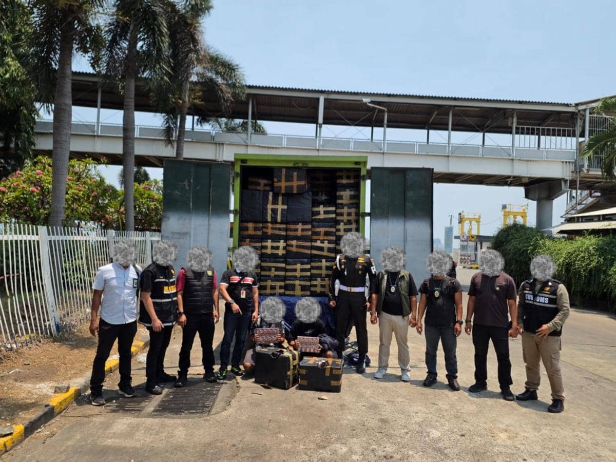 Kegiatan penindakan 10 juta batang rokok ilegal oleh Tim Bea Cukai Sumbagbar dan gabungan di Pelabuhan Bakauheni