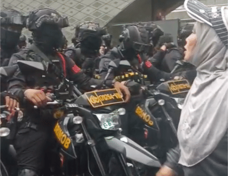 Aksi Emak-Emak Omeli Barisan Brimob di Tengah Demo Bundaran HI
