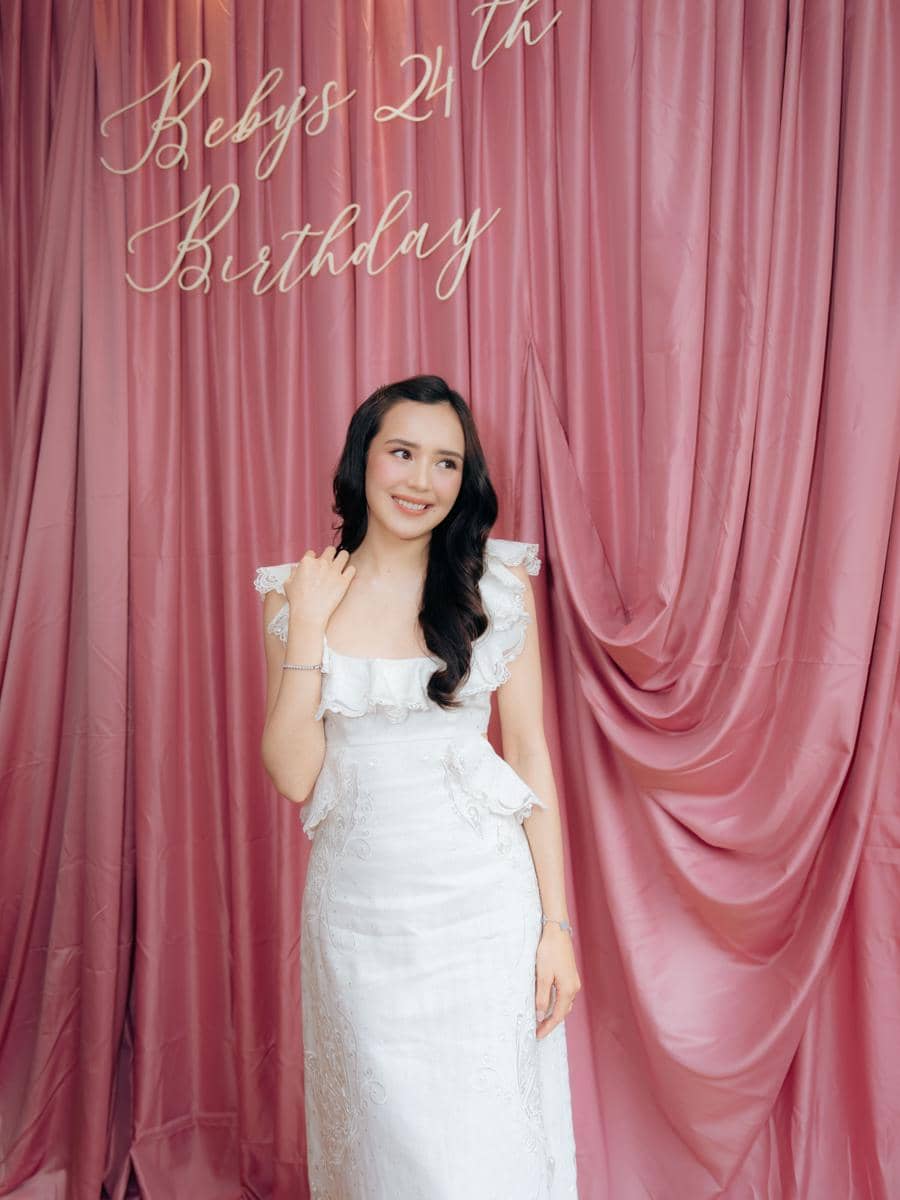 Beby Tsabina berpose dalam perayaan ulang tahun dengan dekorasi balon bernuansa elegan dan busana bergaya feminin.