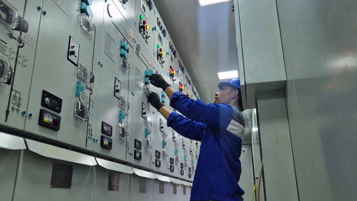 Operator PLN mengoperasikan panel kubikel Tambahan 62 MW pembangkit guna menjaga pasokan listrik Sulawesi Selatan, Sulawesi Barat, dan Sulaw