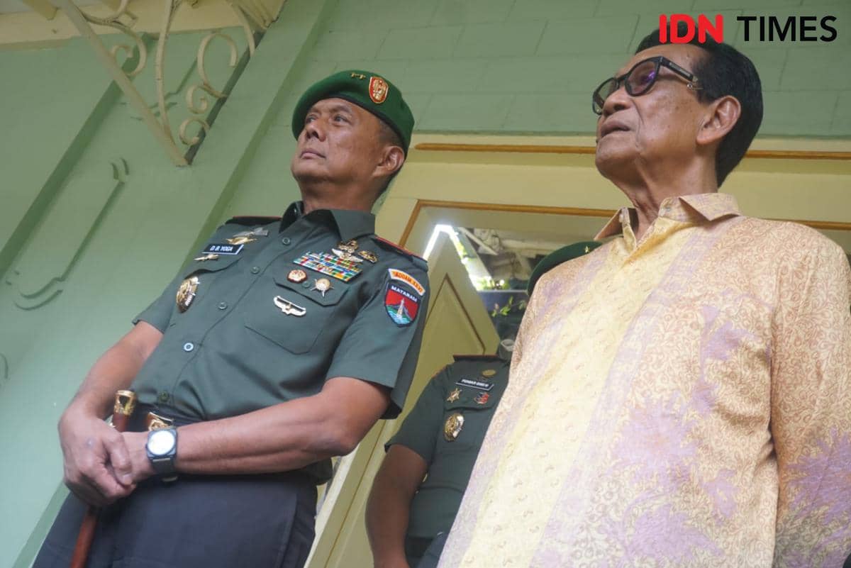 Pangdam XXVI/Mataram, Mayjen TNI Drajad Brima Yoga bertemu Sri Sulta HB X di Kepatihan, Selasa (27/10/2026). (IDN Times/Tunggul Damarjati)