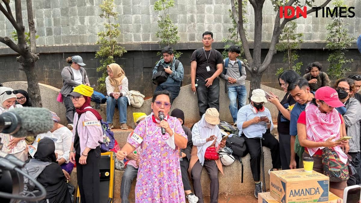 Aliansi Ibu Indonesia Bagi-bagi Makanan dan Minuman di Demo 28 Oktober
