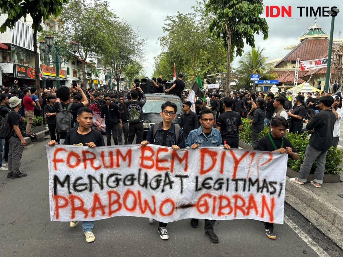 Mahasiswa dan elemen masyarakat sipil berdemonstrasi di depan Gedung DPRD DIY di Kota Yogyakarta pada Rabu.