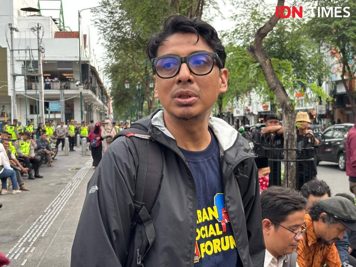 Zainal Arifin Mochtar, Guru Besar FH UGM, berorasi dalam aksi demonstrasi di depan Gedung DPRD DIY, Yogyakarta.