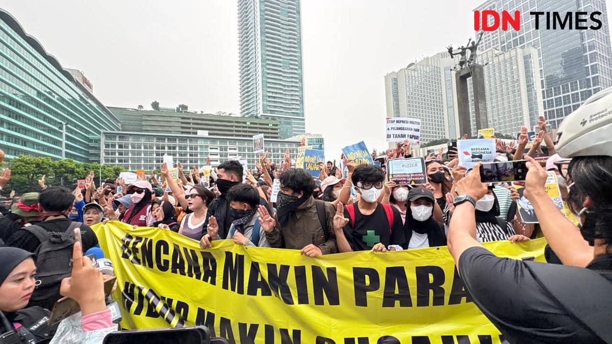 Suasana aksi demo 28 Oktober di kawasan Bundaran HI, Jakarta, Rabu (28/10/2026). (IDN Times/Cantika Lutfiah)