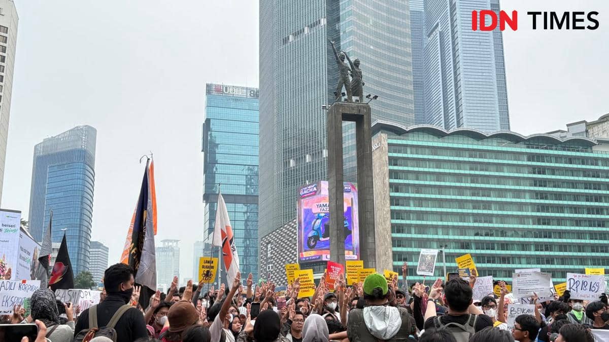 Suasana aksi demo 28 Oktober di kawasan Bundaran HI, Jakarta, Rabu (28/10/2026). (IDN Times/Cantika Lutfiah)