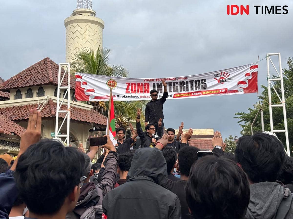 Zainal Arifin Mochtar berorasi dalam aksi demonstrasi di depan Gedung DPRD DIY, Yogyakarta, pada Rabu.