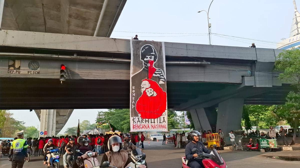 Spanduk raksasa di tengah demonstrasi mahasiswa pada peringatan Hari Sumpah Pemuda di Makassar, Rabu (28/10/2026). (IDN Times/Darsil Yahya)