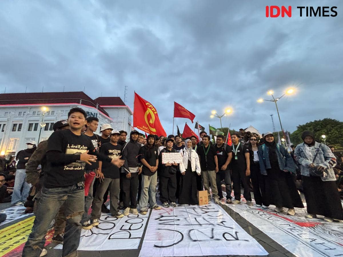 Ribuan massa Gerakan Rakyat Yogyakarta mengikuti aksi unjuk rasa di kawasan Titik Nol Kilometer Yogyakarta.