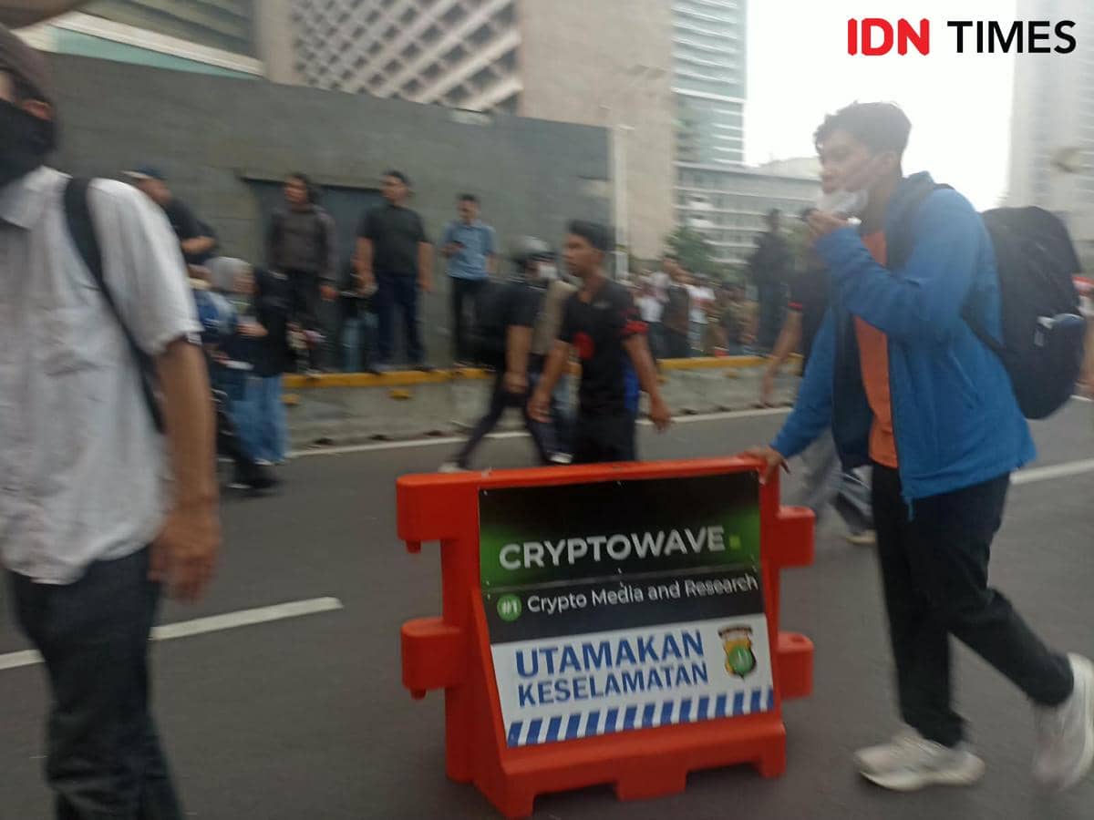 Demo di Bundaran HI Memanas, Mahasiswa Geser Pembatas Jalan ke Polisi