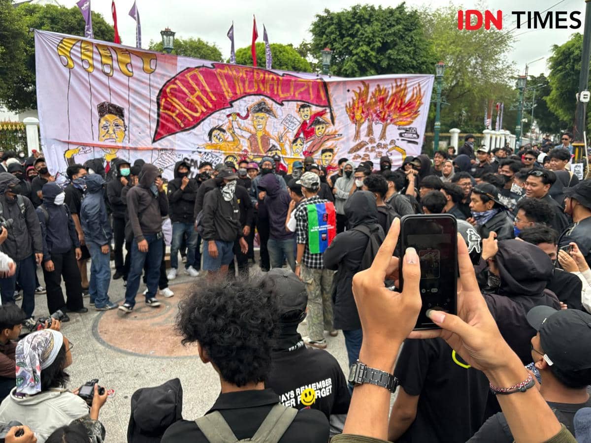 Ribuan peserta Gerakan Rakyat Yogyakarta berunjuk rasa di kawasan Titik Nol Kilometer Yogyakarta pada Rabu, 28 Oktober 2026.