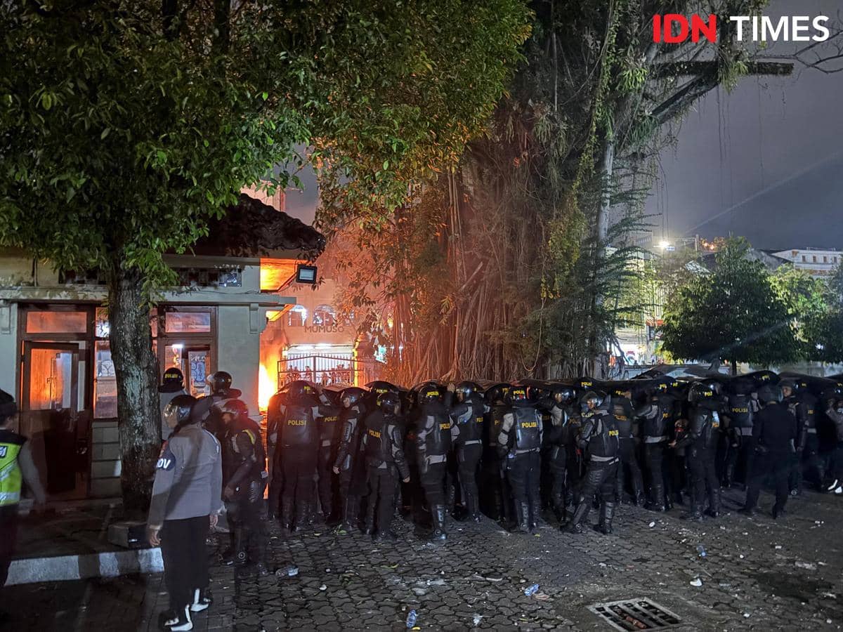 Kericuhan Pecah di Depan DPRD DIY Usai Aksi Sumpah Pemuda