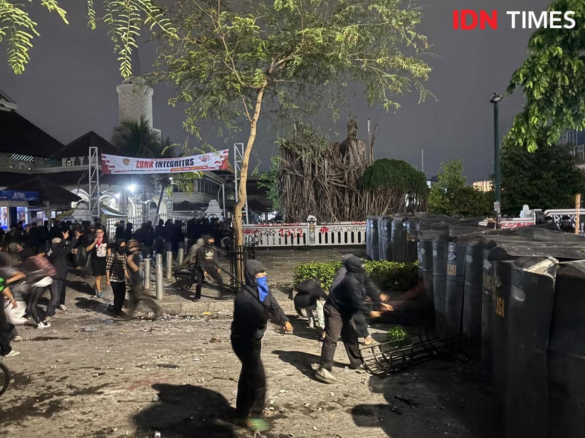 Massa dan aparat terlibat bentrokan di sekitar Gedung DPRD DIY, kawasan Malioboro, Kota Yogyakarta, pada malam hari.