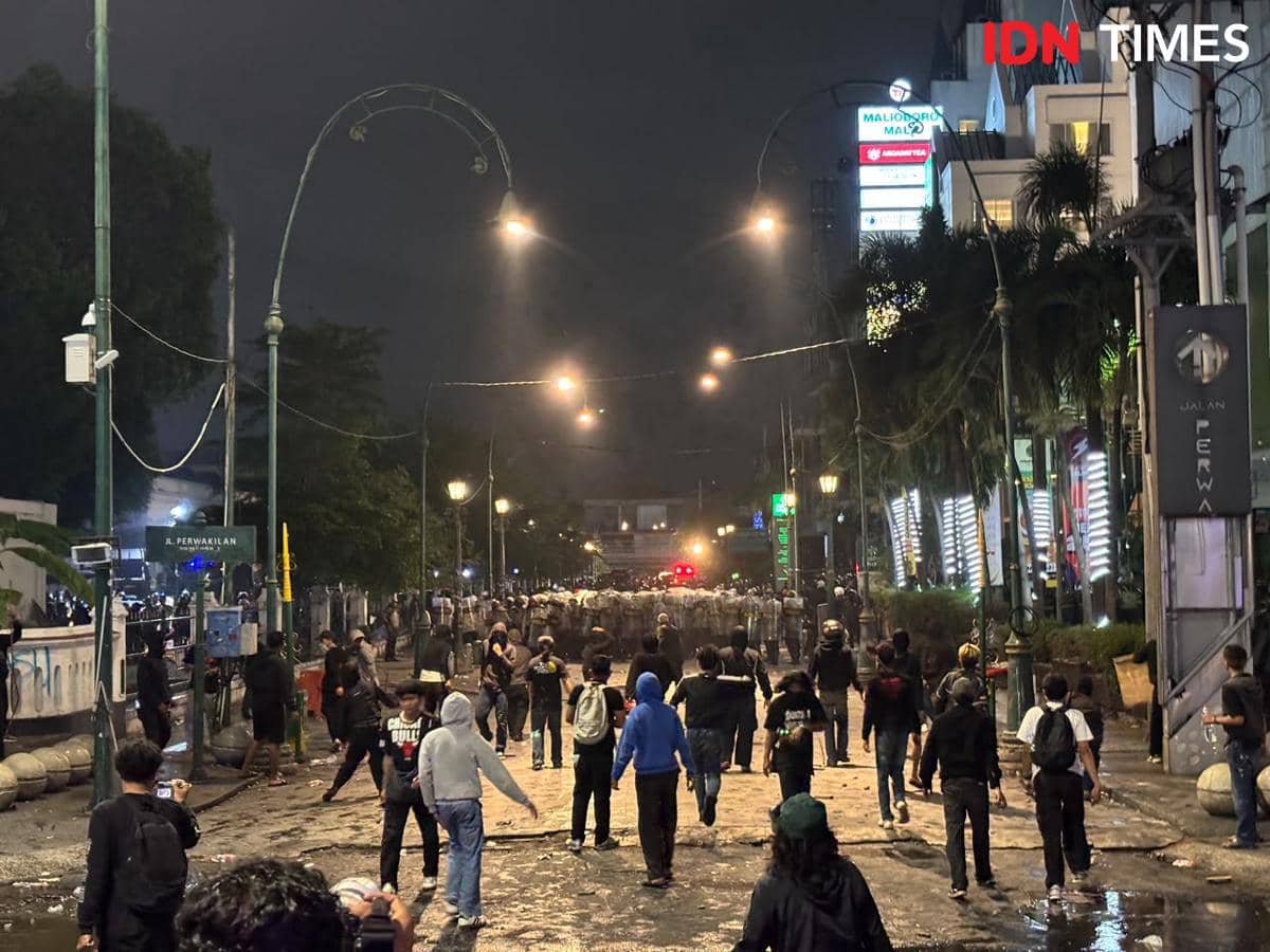 Massa dan aparat terlibat bentrokan di sekitar Gedung DPRD DIY, kawasan Malioboro, Kota Yogyakarta, pada malam hari.