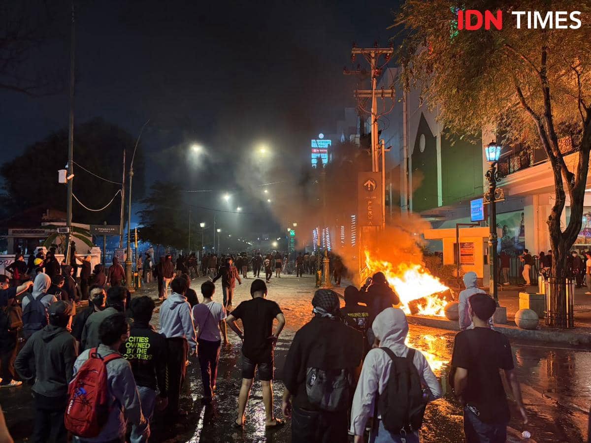 Massa dan aparat terlibat bentrokan di sekitar Gedung DPRD DIY di kawasan Malioboro, Kota Yogyakarta, pada malam hari.