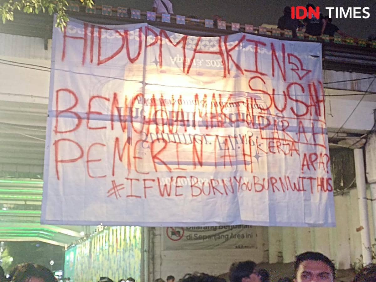 Spanduk Hidup Makin Susah Pemerintah Kerja Terbentang di Sudirman
