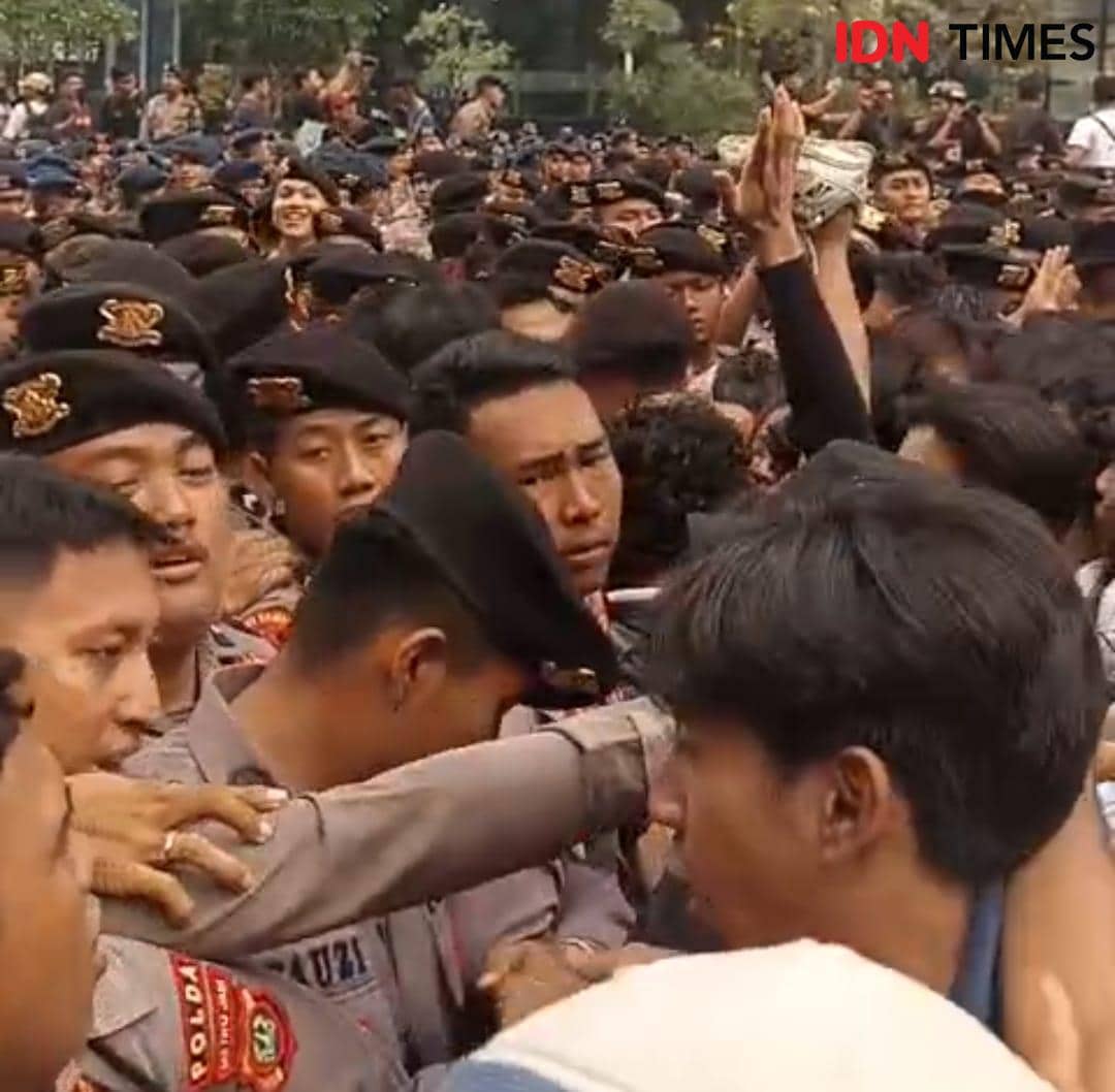 Detik-Detik Oknum Petugas Polisi Terekam Keplak Kepala Mahasiswa Bikin Ricuh